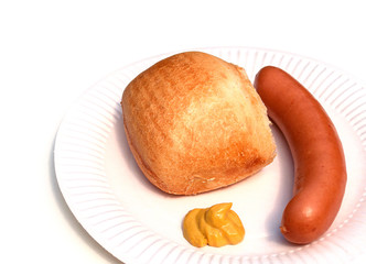 Bockwurst und Brötchen auf einem Pappteller
