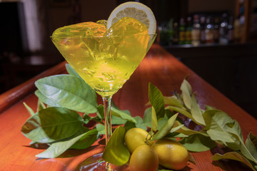 Copa con gelatina de limón, en el mostrador del bar.