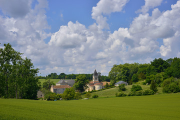 Fototapeta na wymiar Ligueux (24460 Sorges et Ligueux) en Périgord entre ciel et verdure, département de Dordogne en région Nouvelle-Aquitaine, France