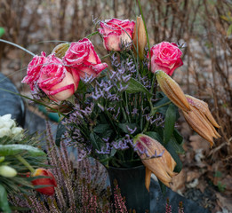 Rosenstrauß mit Eiskristallen