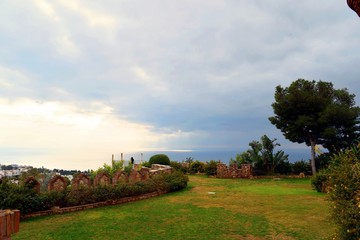 veduta sul mare dal famoso Castello di Colomares, monumento dedicato alla vita e alle avventure di Cristoforo Colombo. Costruito in Benalmadena, Malaga,Spagna  è una famosa attrazione turistica