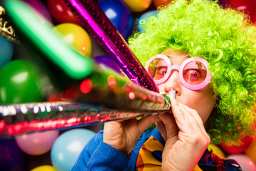 Frau in Karnevalstimmung auf einem bunten Hintergrund aus Luftballons 