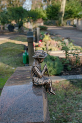 Flötenspieler auf Grabstein 