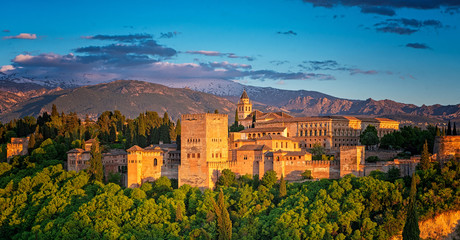 Obraz premium Famous Alhambra in sunset