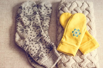 A scarf, warm socks with patterns and yellow stitches are what you need to warm up in cold weather. A blue snowflake is embroidered on the mittens.