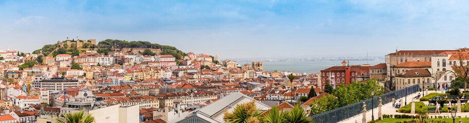 Aussicht in Lissabon auf Castelo Sao Jorge und den Fluß Tejo - obrazy, fototapety, plakaty