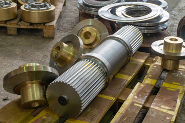 Shaft gear wheel and bronze bushing with brass inserts on the rack
