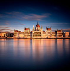 Naklejka premium The Hungarian Parliament in sunset