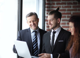 Fototapeta premium closeup.the boss and employees look at the laptop screen