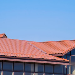 Naklejka premium A building with a red-brown roof. Modern materials of finish and