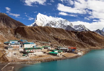 Papier Peint photo Cho Oyu Lac et village de Gokyo, montagne de l& 39 Himalaya du Népal