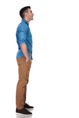 Fototapeta premium side view of relaxed casual man looking up at something