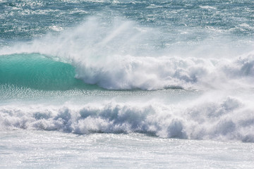 Naklejka premium Big waves in cape town on sunny day