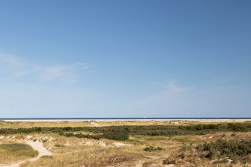 blick auf den strahlend blauen himmel auf der nordsee insel borkum deutschland fotografiert während eines spaziergangs an einem sommer tag in farbe