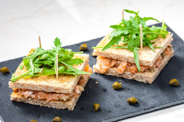 salmon tartar in toast bread