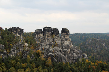 Fototapeta na wymiar blick auf besonders geformte felsen in dresden sachsen deutschland fotografiert während einer sightseeing tour an einem sommertag in farbe