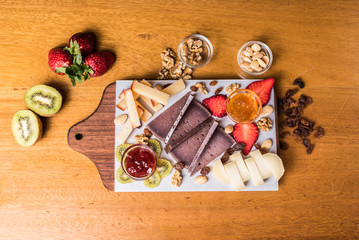 Tabla de quesos con fruta