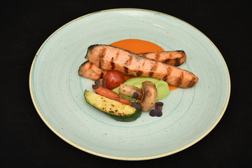 salmon with mushrooms, avocado and tomatoes