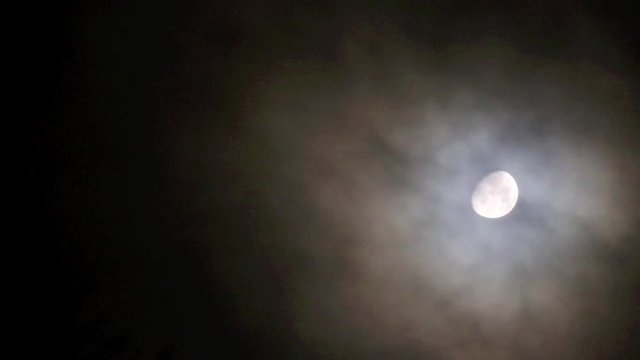 Mond in der Nacht taucht auf und verschwindet in dramatischen Wolken, Nachthimmel Video Footage 25 fps 1080p Zeitraffer