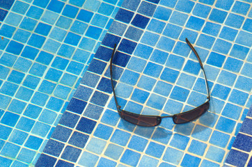 Sonnenbrille im Swimmingpool
