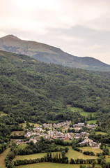 Fototapeta premium Góry Pirenejów w dolinie Benasque w Hiszpanii w słoneczny dzień.