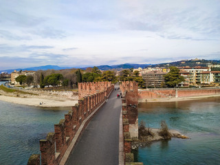 Naklejka premium Veduta panoramica del fiume Adige che bagna Verona dalla torre di Castelvecchio