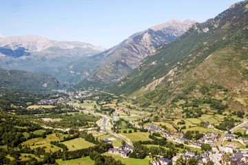 Obraz premium Mountains of the Pyrenees in the Benasque valley in Spain on a sunny day.
