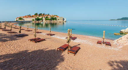 Obraz premium Pink sandy Milocer Beach (Montenegro, Sveti Stefan)