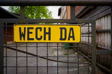 Schild am Zaun eines Privatgrundstücks mit der Aufschrift 