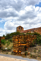 Muro amarillo y campanario iglesia, Alquit&eacute;