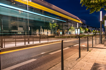 Passage d'un Tramway dans une rue commerçante de nuit