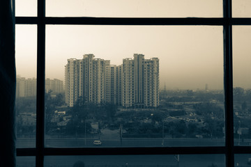 Fototapeta na wymiar Triste Plattenbauten aus dem Hotelfenster fotografiert in New Delhi, Indien