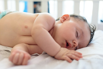 Bebé pequeño dormido en cuna 03