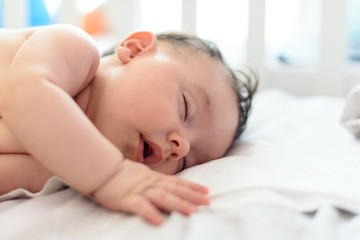 Obraz na płótnie Canvas Bebé pequeño dormido en cuna 09