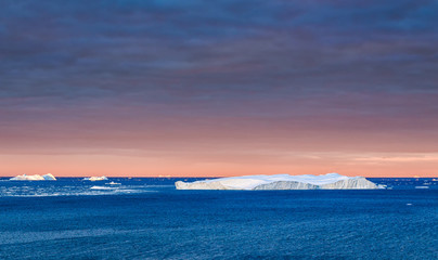 Eisberge in der Discobucht Grönlands im Sonnenuntergang
