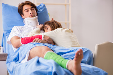 Obraz premium Loving wife looking after injured husband in hospital 