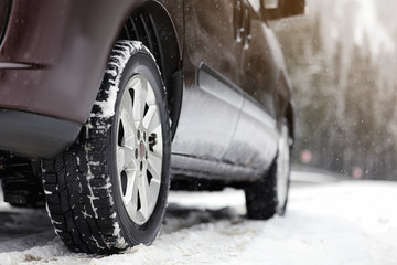 Naklejka premium Wiejska droga z samochodem w śnieżny zimowy dzień