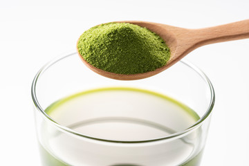 青汁を水に溶かす