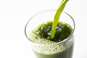 青汁をグラスに注ぐ