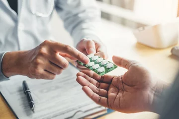 Crédence de cuisine en plexiglas Pharmacie Le docteur ou le médecin recommandent la prescription médicale de pilules au patient masculin
