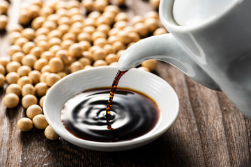 醤油を小皿に注ぎ入れる