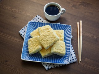 한국의 음식 노란 시루떡과 커피