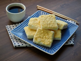 한국의 음식 노란 시루떡과 커피