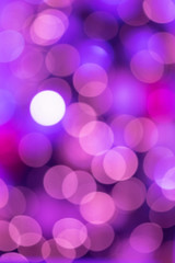 defokussieren lila lichter für abstrakte tapetendekorationen weihnachten, feiertagsfestival-hintergrundkonzept.