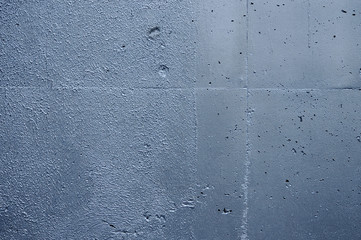 銀色に塗装した壁