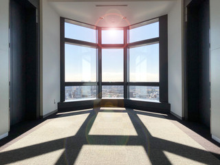 逆光の窓　タワー回廊　レンズフレア