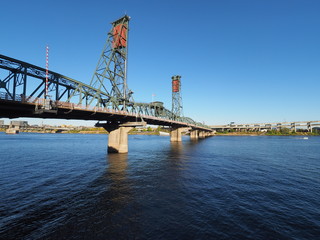 Fototapeta premium The Hawthorne Bridge over the Willamette River in Portland, Oregon, on a clear, cloudless autumn afternoon.