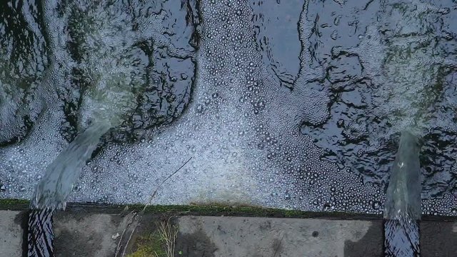 21880_Top_view_of_the_water_concrete_tub_with_the_bubbles.mov