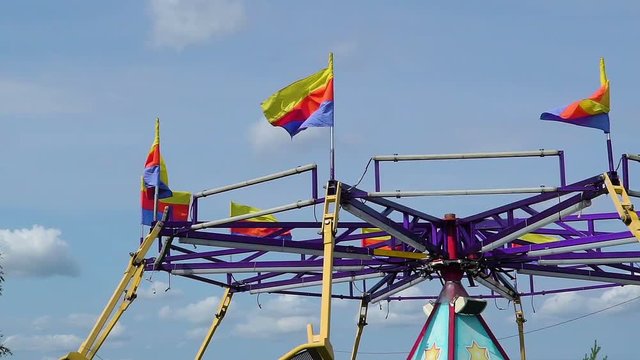 21882_The_flags_on_the_top_of_the_carousel_turning_around.mov