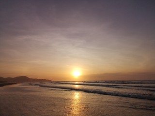 Obraz premium Beautiful sunset along the beach. 